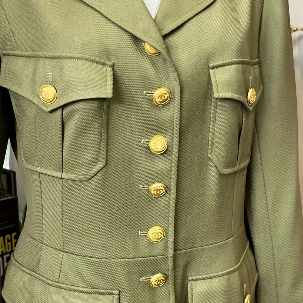 1996 CHANEL Boutique Olive Green Wool Jacket with Gold Chain Hem – Women's FR 44